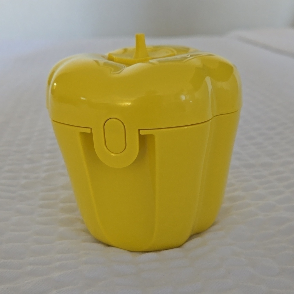 Tupperware Forget-me-not pepper keeper, yellow, like new